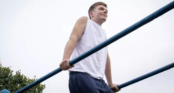 Круговая тренировка на турнике и брусьях: комплекс упражнений для начинающих и продвинутых (видео) Круговая тренировка на турнике и брусьях: комплекс упражнений для начинающих и продвинутых (видео)