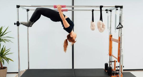 Круговая тренировка на турнике и брусьях: комплекс упражнений для начинающих и продвинутых (видео) Круговая тренировка на турнике и брусьях: комплекс упражнений для начинающих и продвинутых (видео)