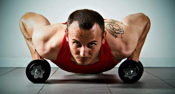 Фитнес для мужчин: 10 упражнений с гантелями для мышц груди (видео) Фитнес для мужчин: 10 упражнений с гантелями для мышц груди (видео)